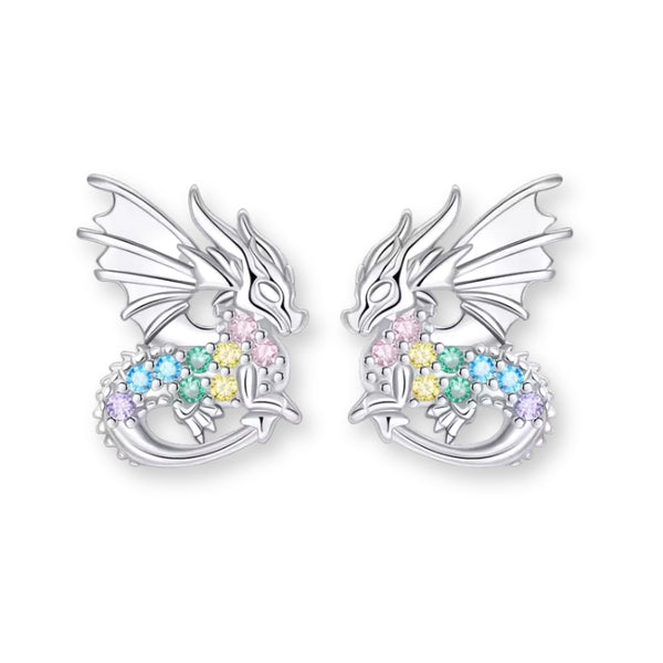 Silberne Drachen Ohrringe aus 925 Sterlingsilber mit ausgebreiteten Flügeln und bunten Zirkonia Kristallen in Rosa, Blau, Grün, Gelb und Violett.