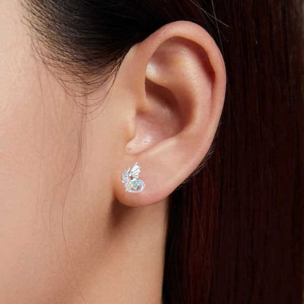 Drachen Ohrstecker aus 925 Sterling Silber mit bunten Zirkonia Kristallen am Ohr einer Frau, filigraner Fantasy Schmuck für Mädchen und Damen.