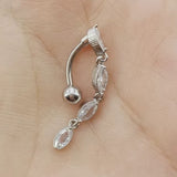 „Tropfen Bauchnabelpiercing aus Titan in Silber mit baumelndem Anhänger und Reverse gebogener Barbell, in allen Größen erhältlich bei Falkenkoenig Schmuck