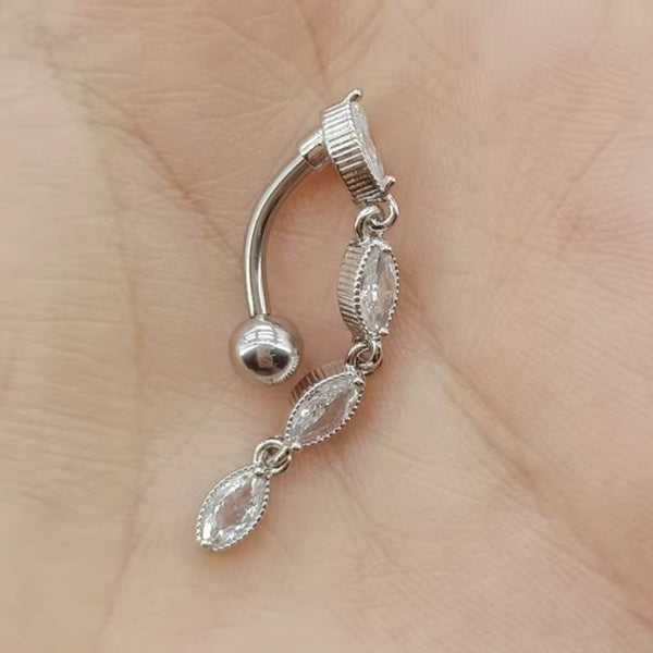 „Tropfen Bauchnabelpiercing aus Titan in Silber mit baumelndem Anhänger und Reverse gebogener Barbell, in allen Größen erhältlich bei Falkenkoenig Schmuck"
