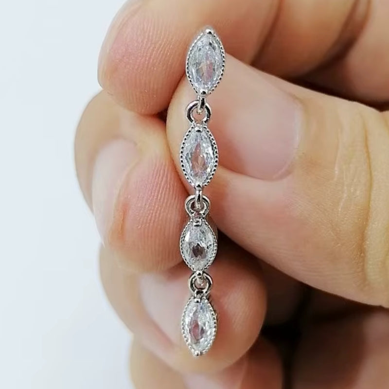 „Tropfen Bauchnabelpiercing aus Titan in Silber mit baumelndem Anhänger und Reverse gebogener Barbell, in allen Größen erhältlich bei Falkenkoenig Schmuck"