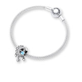 Charm Anhänger „Moon & Stars“ aus 925er Sterling Silber mit Mondstein und Kristallen – mystisches Schmuckstück als Symbol für Intuition und nächtlichen Zauber.