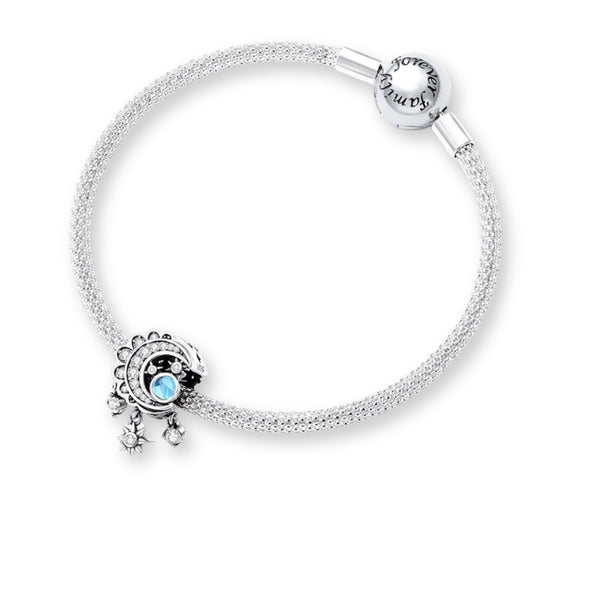 Charm Anhänger „Moon & Stars“ aus 925er Sterling Silber mit Mondstein und Kristallen – mystisches Schmuckstück als Symbol für Intuition und nächtlichen Zauber.