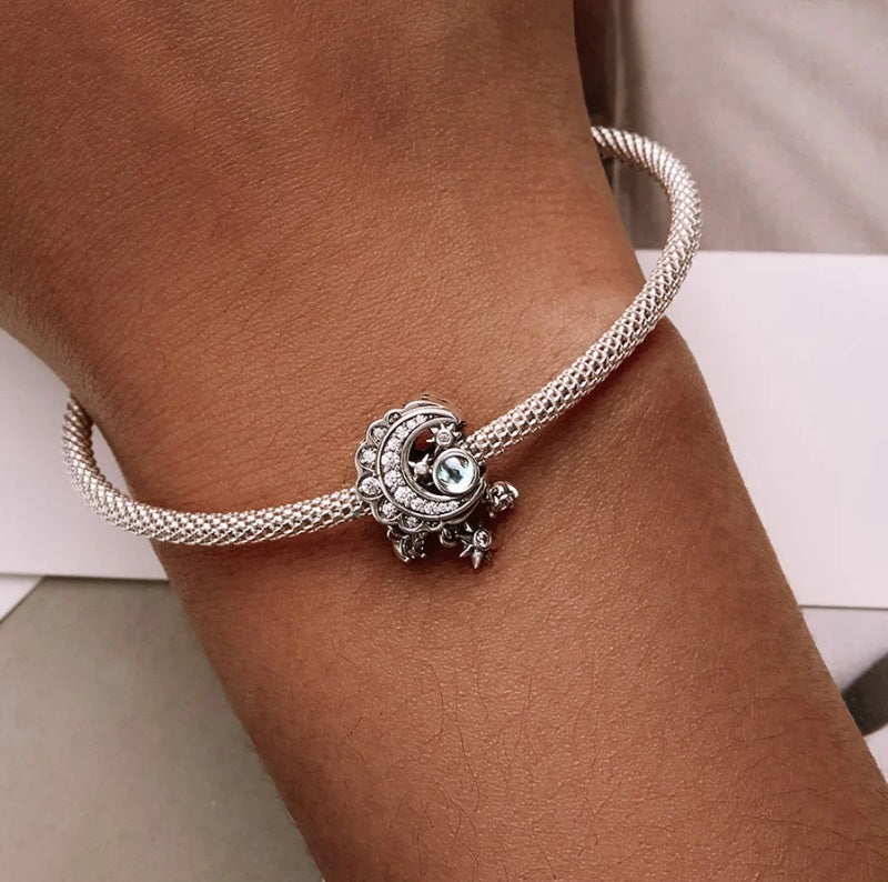 Charm Anhänger „Moon & Stars“ aus 925er Sterling Silber mit Mondstein und Kristallen – mystisches Schmuckstück als Symbol für Intuition und nächtlichen Zauber.