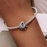 Charm Anhänger „Moon & Stars“ aus 925er Sterling Silber mit Mondstein und Kristallen – mystisches Schmuckstück als Symbol für Intuition und nächtlichen Zauber.