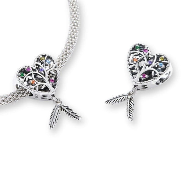 Traumfänger Charm-Anhänger aus 925er Silber in Herzform mit Lebensbaum und farbigen Zirkonia-Kristallen – tragbar an Armband oder Kette.