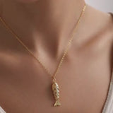 Fisch Halskette aus Edelstahl mit goldenem Fisch Anhänger und Edelstahlkette, wasserfester maritimer Schmuck für Damen und Herren.