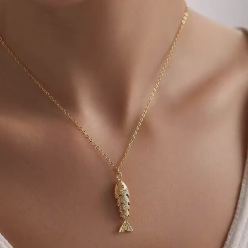 Fisch Halskette aus Edelstahl mit goldenem Fisch Anhänger und Edelstahlkette, wasserfester maritimer Schmuck für Damen und Herren.
